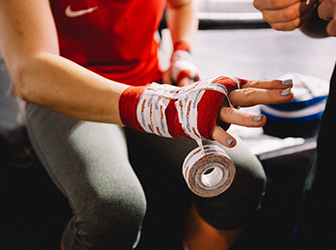 拳击男子52公斤级：胡建关晋级四强